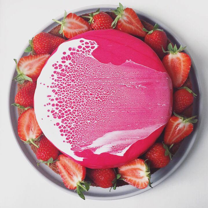 Baileys kage med jordbærmousse og spider glaze